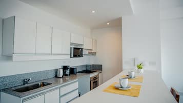 Frigorífico, microondas, horno y cafetera o tetera