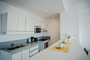 Frigorífico, microondas, horno y cafetera o tetera