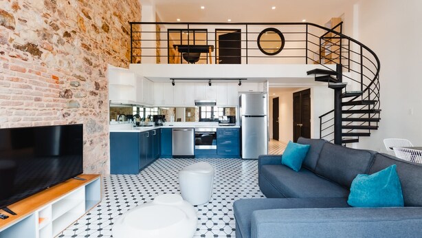 A modern apartment with a kitchen, dining area, and living room. - Lefevre 1C (Panama City)