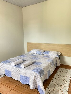 Tabla de planchar con plancha, wifi gratis y ropa de cama 