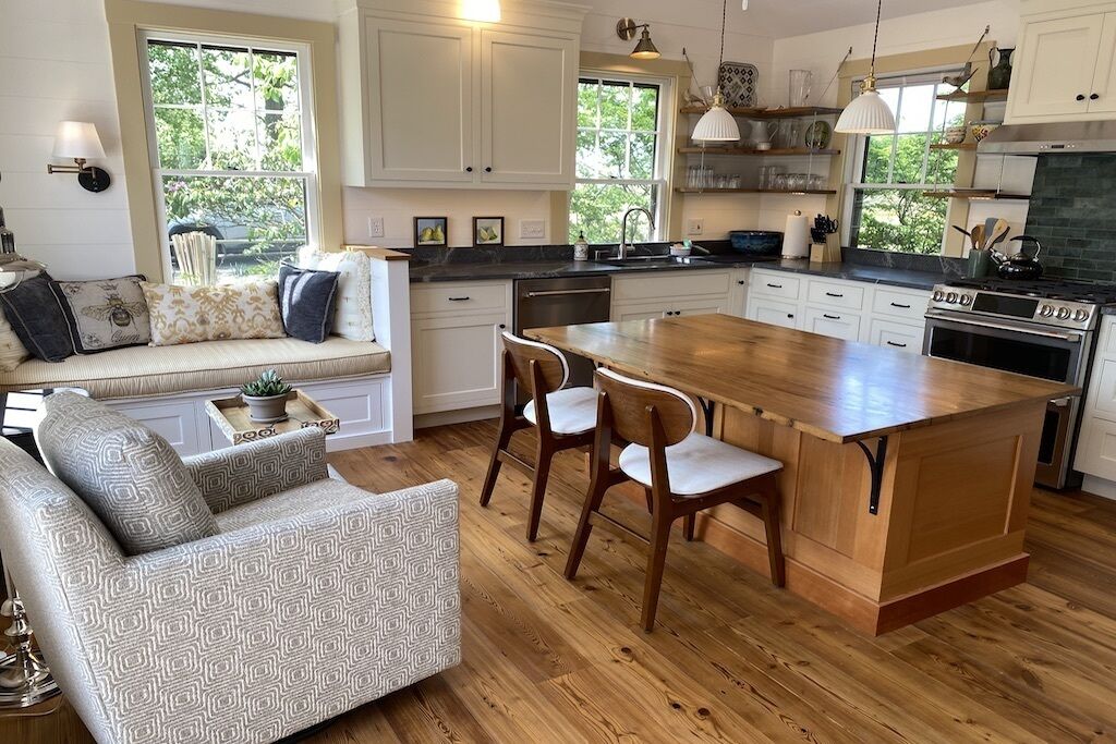 Newly renovated, Close to Town, AVAILABLE WEEKS 