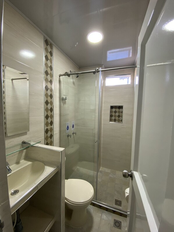 Economy Room | Bathroom | Rainfall showerhead, hair dryer, towels - Hotel Alameda Plaza (Cali)