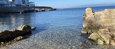 Playa en los alrededores y toallas de playa