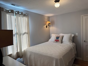 2 bedrooms, iron/ironing board, free WiFi, bed sheets - Escape to Nantucket's charm, just a 6-min drive from Surfside Beach (Nantucket)