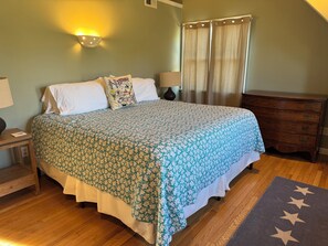2 bedrooms, iron/ironing board, free WiFi, bed sheets - Escape to Nantucket's charm, just a 6-min drive from Surfside Beach (Nantucket)