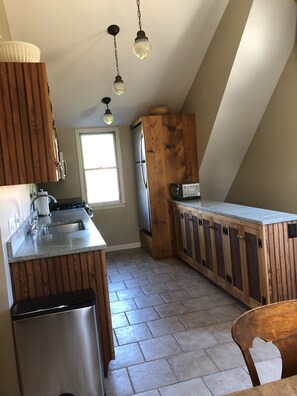 Réfrigérateur, four à micro-ondes, un four, surface de cuisson