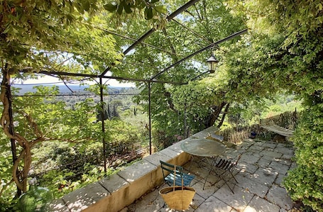 Outdoor dining. Maison D'architecte Indépendante Dans un Jardin Avec vue Remarquable