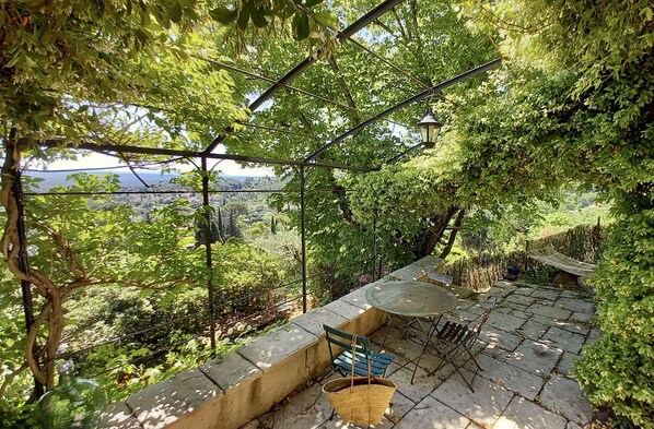 Outdoor dining - Maison D'architecte Indépendante Dans un Jardin Avec vue Remarquable (COTIGNAC)