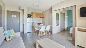 A modern apartment with a living room, a dining area, and a kitchen. - Residence Odalys Les Oceanides (La Londe-les-Maures)