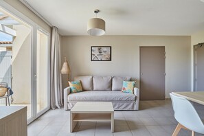 Una sala moderna con un sofá, una mesa de centro y un comedor.