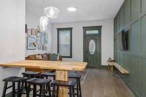 Dining - Newly Renovated, 5 minutes to SpookyNook (Hamilton)
