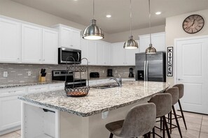 Fridge, microwave, oven, stovetop - 8 BD/ 6 BA/ Windsor Island (2070 LC) (Davenport)
