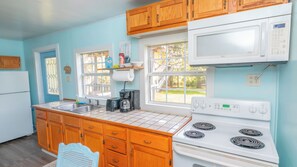 Een koelkast, een microgolfoven, een oven, een kookplaat