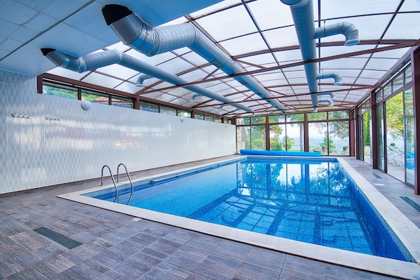Piscine intérieure