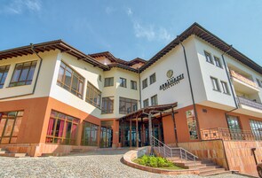 A multi-story building with a sign reading "ARBANASI".