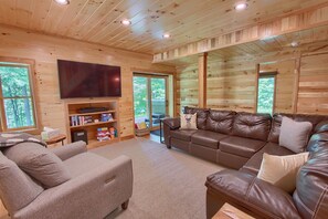 Smart TV, fireplace, table football - Whispering Trees Lodge , sleeps 10, 4 miles from Old Man's Cave (South Bloomingville)