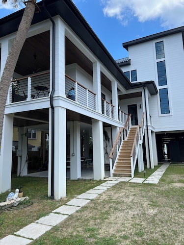 Suite A - 3 minutes walk to Center of Folly Beach, across from beach-1 Room