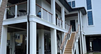 Suite A - 3 minutes walk to Center of Folly Beach, across from beach-1 Room