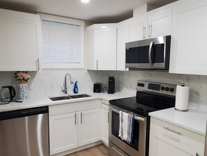 雪櫃、微波爐、焗爐、爐具