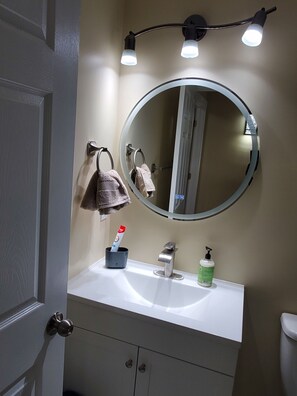 Haartrockner, Handtücher, Seife, Toilettenpapier