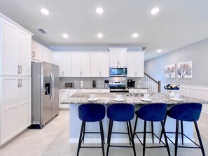 Fridge, microwave, oven, stovetop - Beautiful 5 Bedroom Town Home with Splash Pool (Kissimmee)