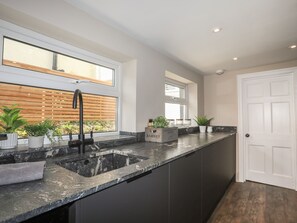 冷蔵庫、食器洗い機、電気ポット、トースター