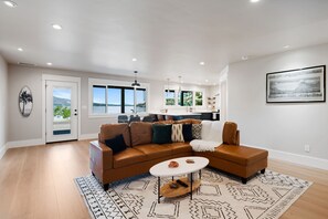 Living area - Silverado Beach Lake House (Clearlake)