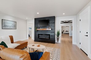 Living area - Silverado Beach Lake House (Clearlake)