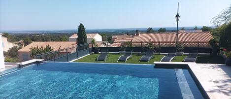 Una piscina al aire libre, una piscina climatizada