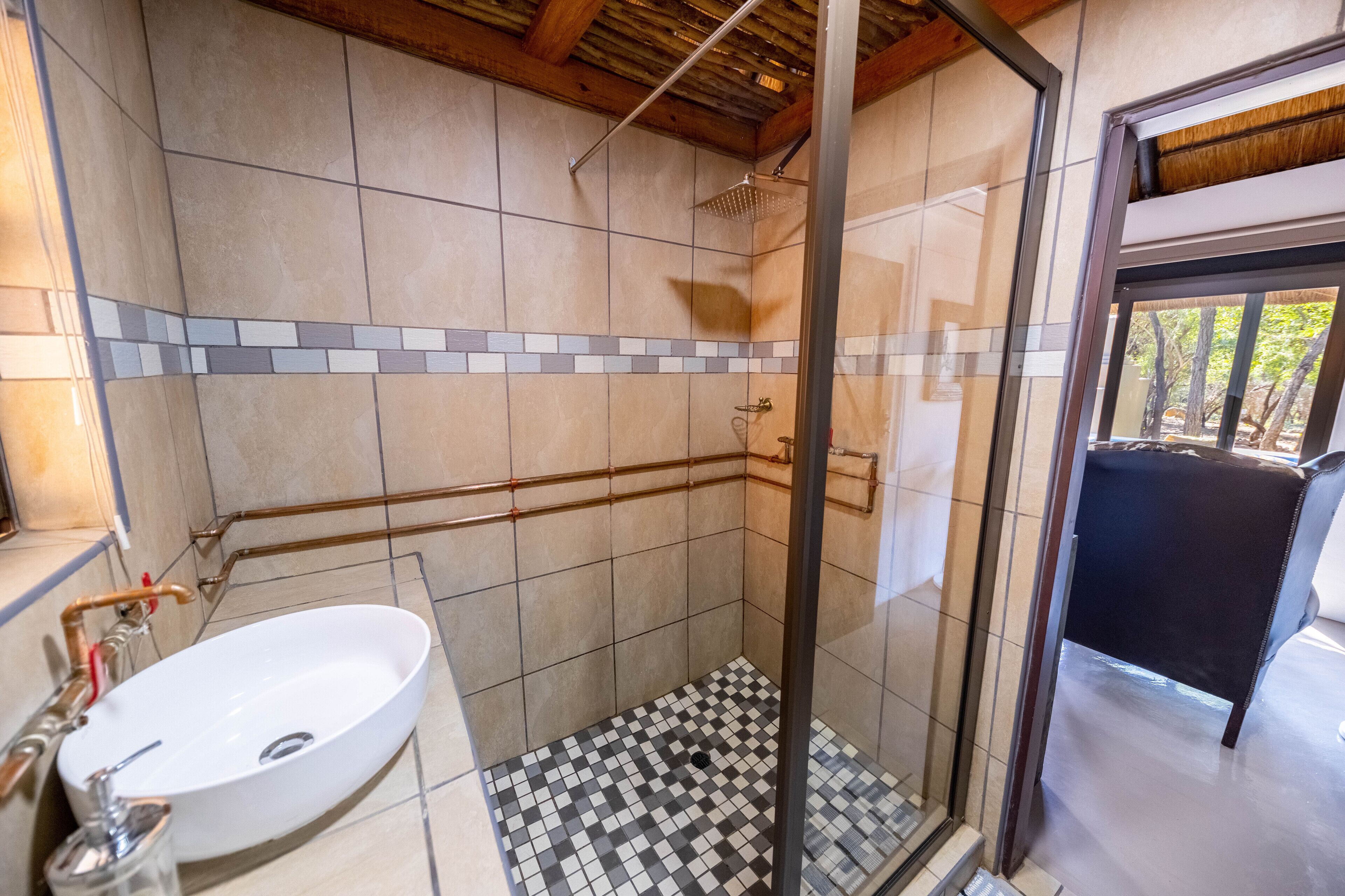 Comfort Villa | Bathroom | Shower, hair dryer, towels, soap