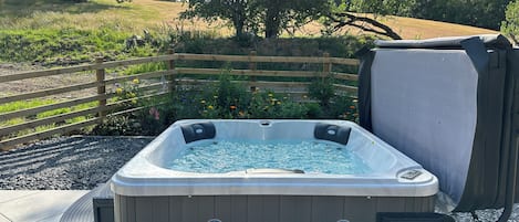 Cottage | Outdoor spa tub