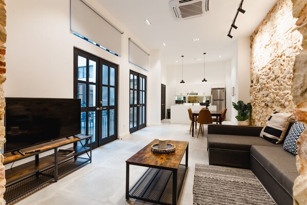 Deluxe Apartment | Living area | 55-inch TV with digital channels, heated floors - Lefevre 2A (Panama City)