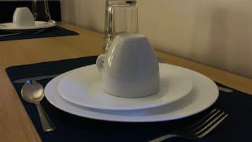 Cofres nos quartos, individualmente mobiliados, escrivaninha