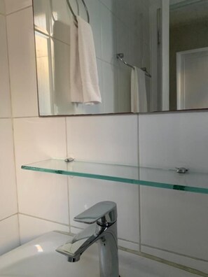 Shower, toilet paper - Lory Studio Hotel (São Paulo)