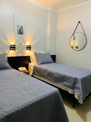 Habitación City con 2 camas individuales | Caja fuerte, mobiliario individual, escritorio y cortinas opacas