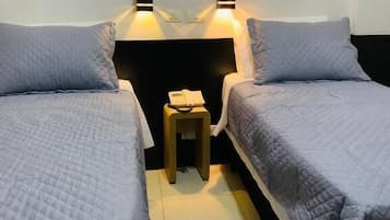 Quarto duplo urbano | Cofres nos quartos, individualmente mobiliados, escrivaninha