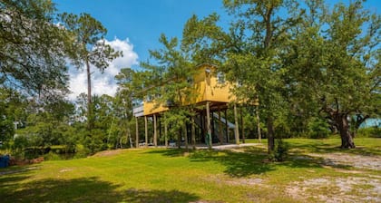 Spacious Waterfront Treehouse 2BR & 2Baths