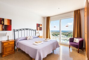 4 bedrooms, iron/ironing board, free WiFi, bed sheets