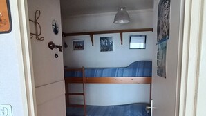 Tabla de planchar con plancha y ropa de cama 