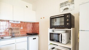 Cafetera y tetera, refrigerador, microondas y horno 