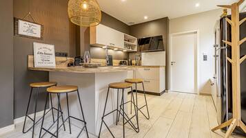 Réfrigérateur, micro-ondes, lave-vaisselle, cafetière/bouilloire