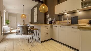 Réfrigérateur, micro-ondes, lave-vaisselle, cafetière/bouilloire