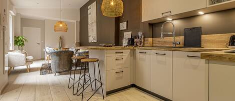 Réfrigérateur, micro-ondes, lave-vaisselle, cafetiÚre/bouilloire