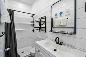 Shower, towels, soap - Shoreside Haven - Floating Cottage (TFC#2) - Resor (South Haven)