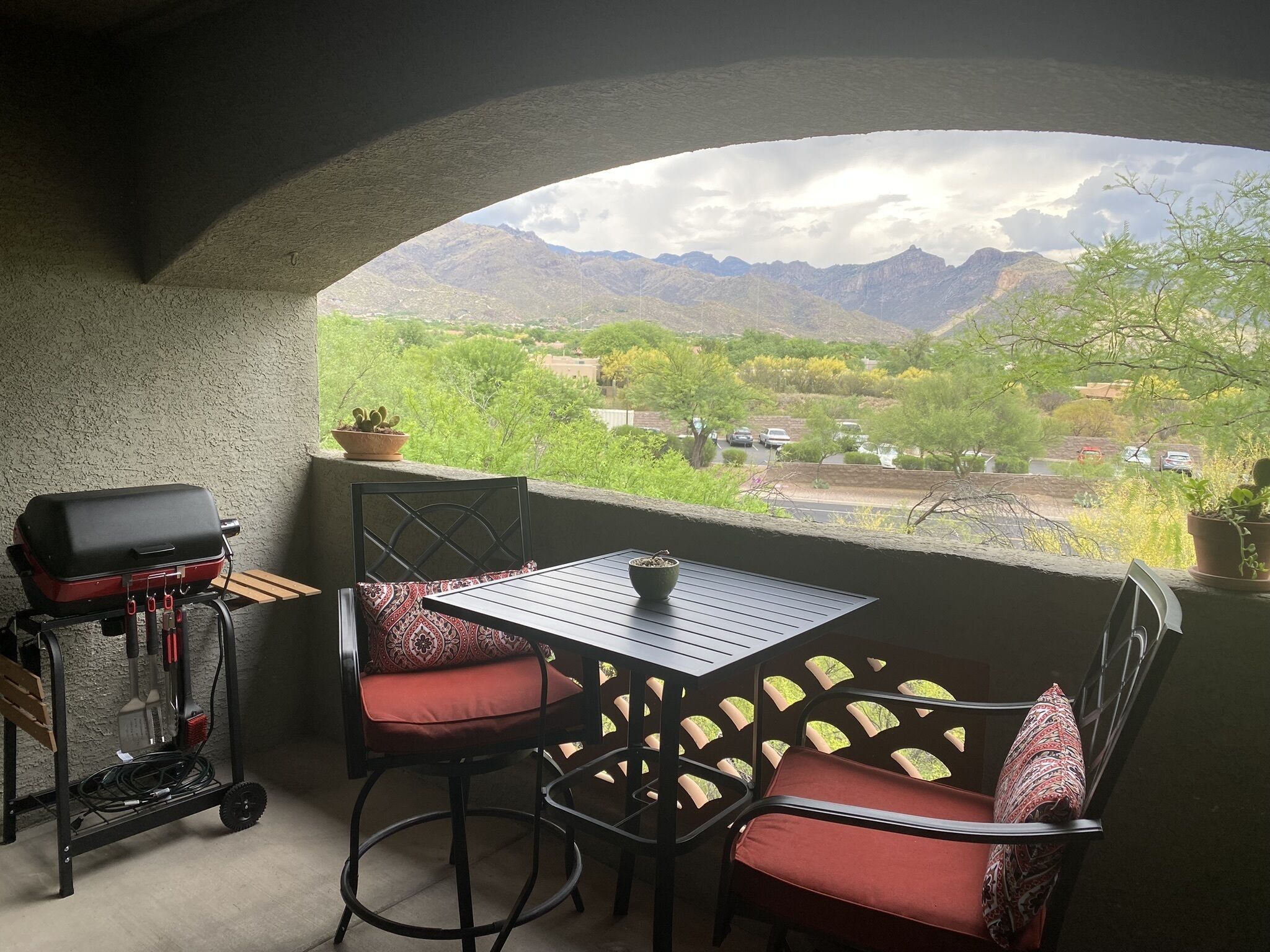 2nd Lvl 2 Bdrm/2 Bath Gated Community Condo w/ Mountain Views in the Foothills!