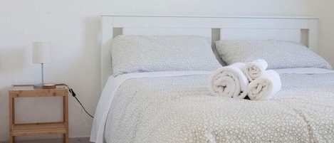 2 quartos, escrivaninha, ferros/tábuas de passar roupa