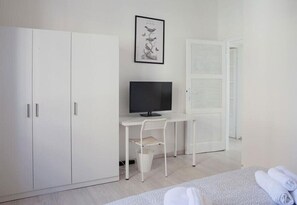Condo econômico | 2 quartos, escrivaninha, ferros/tábuas de passar roupa