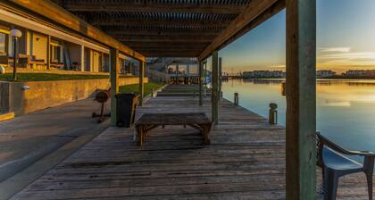 Waterfront Condo: Stunning Sunsets, Fishing, Patio, & 4 minutes from the beach!