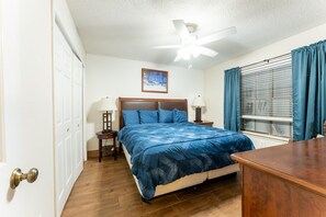 1 bedroom, iron/ironing board, free WiFi, bed sheets - Waterfront Condo: Stunning Sunsets, Fishing, Patio, & 4 minutes from the beach!  (Corpus Christi)