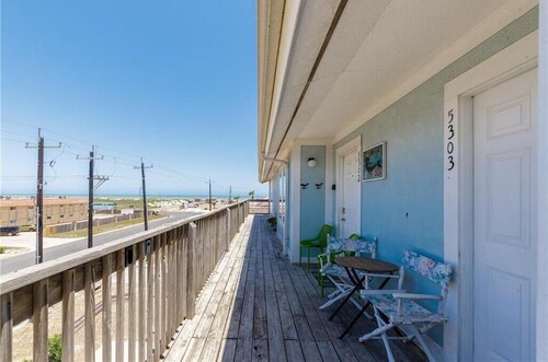 Gulf View, 5 min walk to beach, Pool Access, Family/Pet-Friendly Condo 
